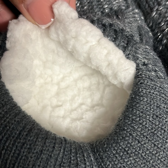 $5 ADD ON ITEMDark Grey Fluffy Home Slippers Kids Size M Foot Booties Girls NWOT - Picture 3 of 5